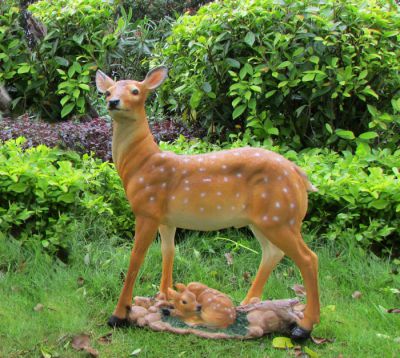 公園玻璃鋼彩繪護(hù)著小鹿的鹿雕塑