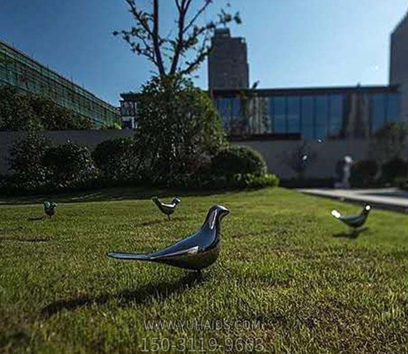 公園草坪覓食中不銹鋼鏡面白鋼鴿子擺件雕塑