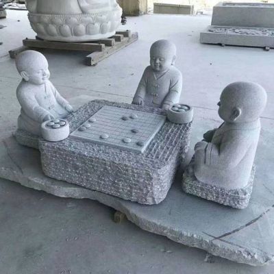 園林景區(qū)大理石石雕下棋的小沙彌雕塑