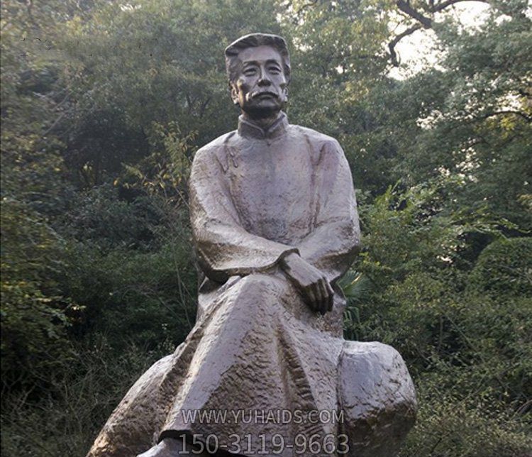 玻璃鋼公園景區(qū)景觀人物景觀裝飾品坐在石頭上的魯迅雕塑