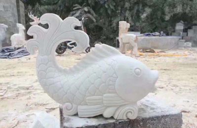 公園里擺放的鯉魚(yú)漢白玉石雕創(chuàng)意噴水雕塑