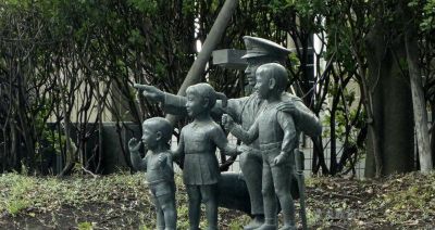 公園銅雕小朋友和解放軍雕塑