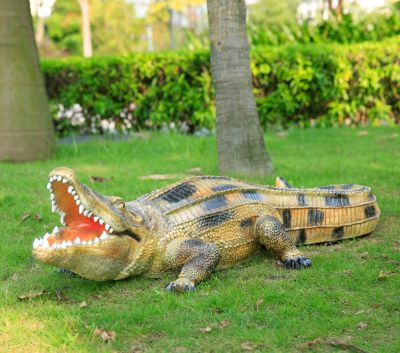 公園草地?cái)[放的張嘴的玻璃鋼彩繪鱷魚(yú)雕塑