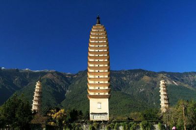 中國(guó)寺廟多層佛塔景觀