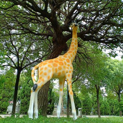 玻璃鋼仿真長(zhǎng)頸鹿，公園園林草坪動(dòng)物景觀