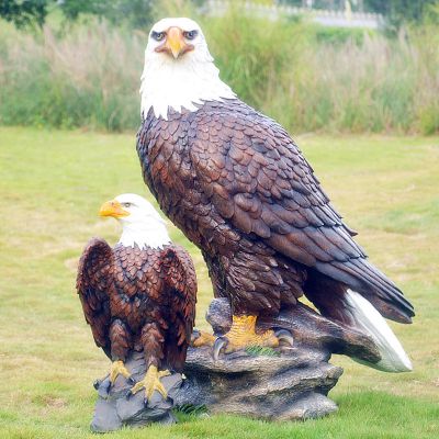 公園兩個(gè)樹脂彩繪仿真老鷹雕塑