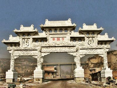 景區(qū)安國寺門前擺放龍紋浮雕門樓牌坊雕塑