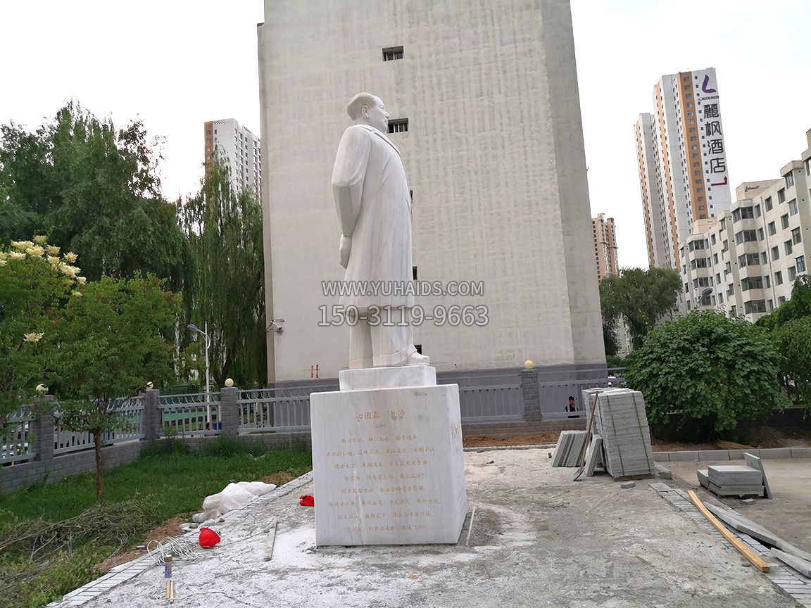 青海石油博物館，漢白玉毛主席石雕像，側(cè)視效果